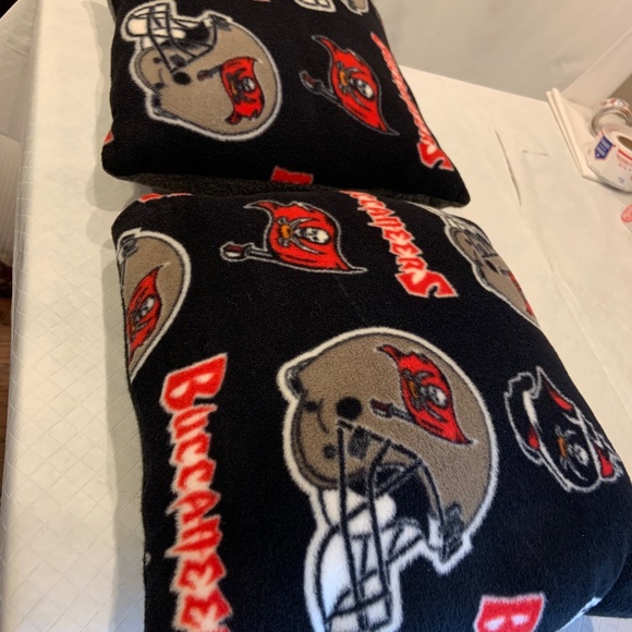 Tampa Bay Buccaneers Logo Helmet Flag Pattern Fleece Pillows Set of Two 13"x13" - Picture 4 of 15